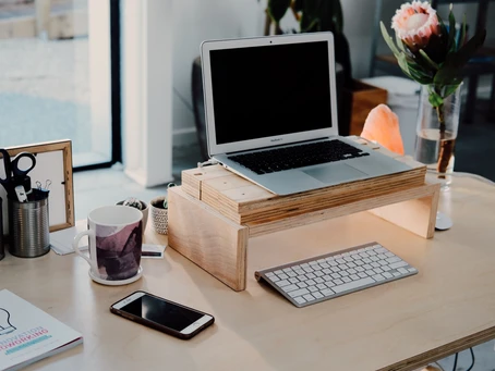 un bureau avec un ordinateur, un clavier et un téléphone